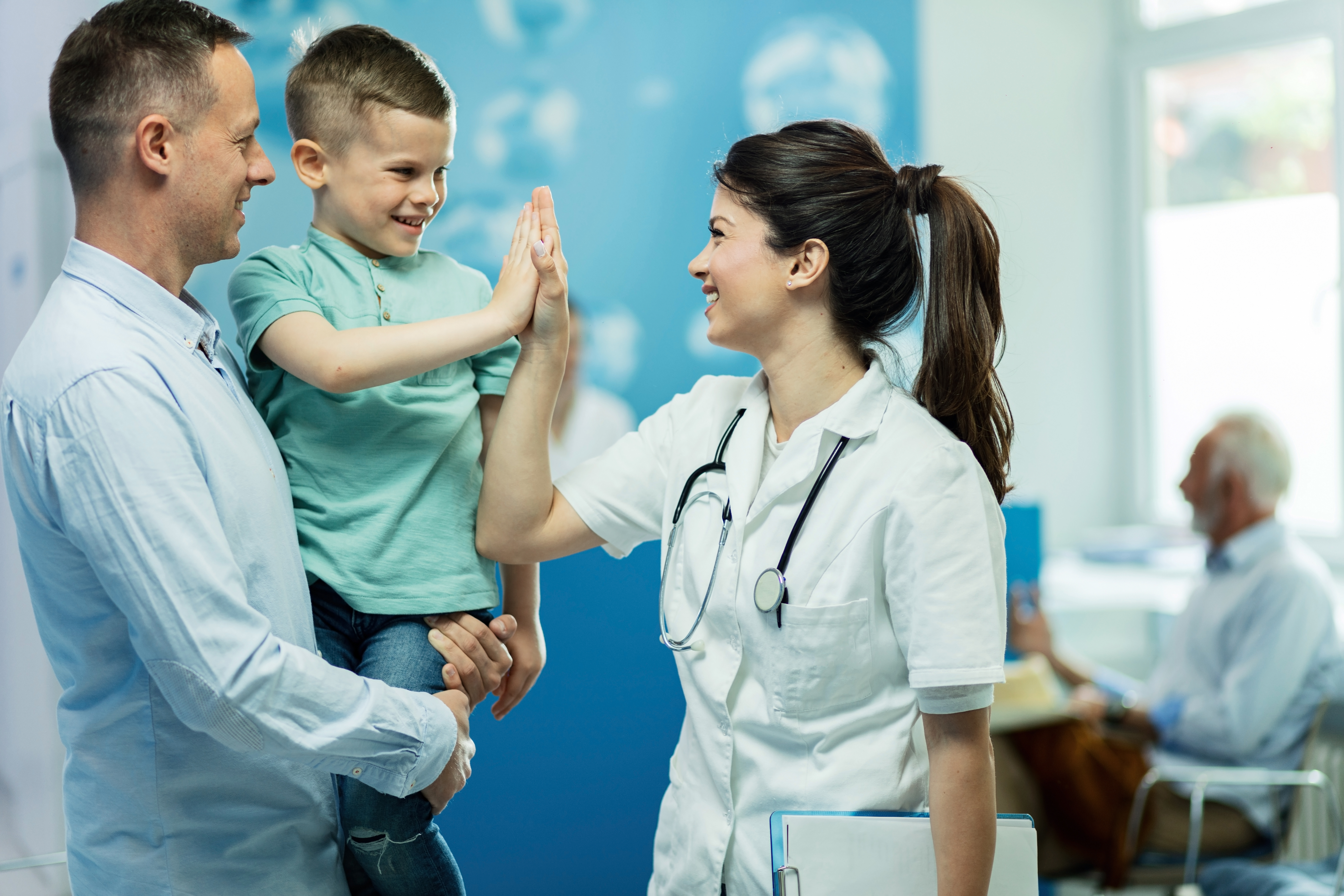 Doctora dando alta a niño con su padre