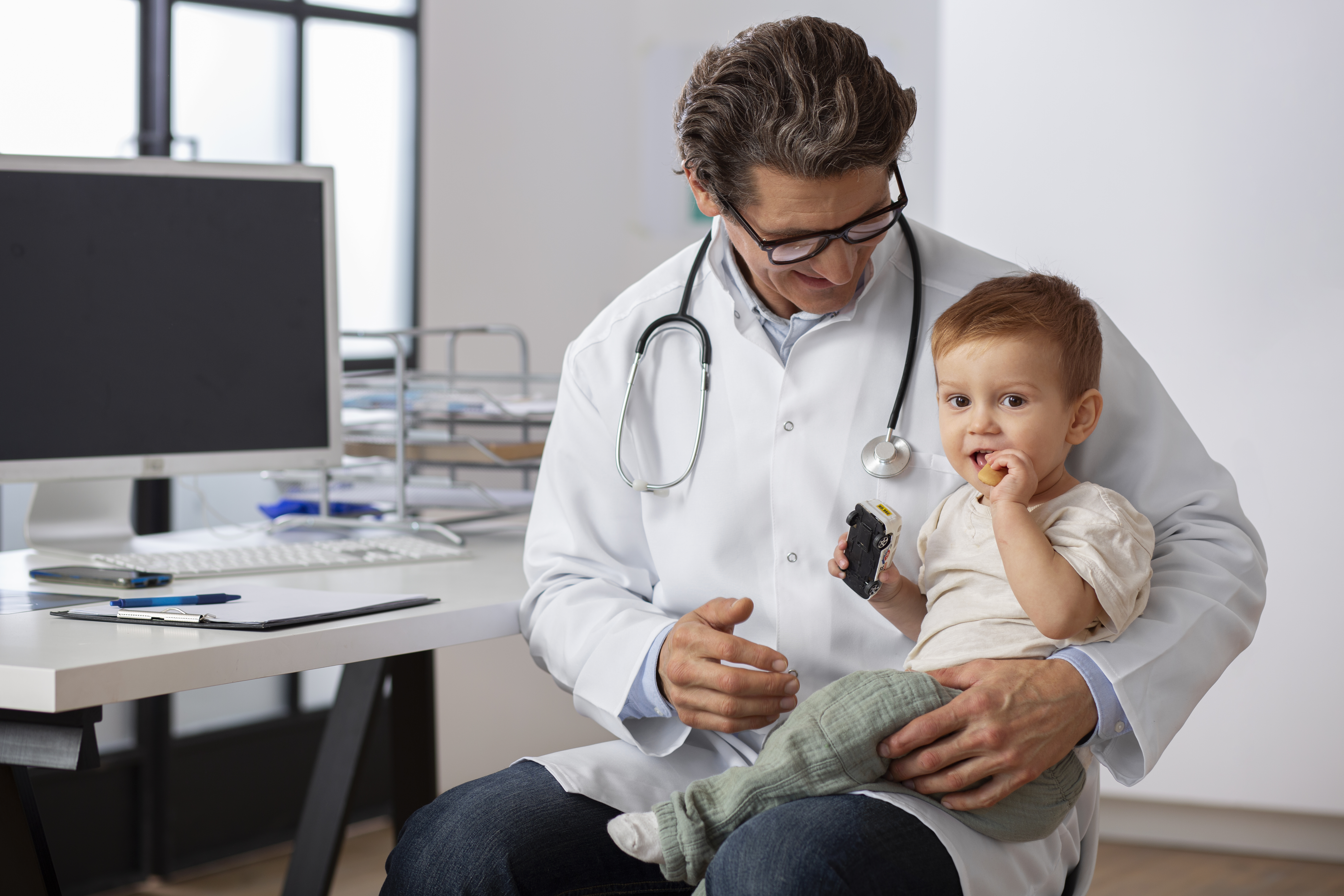 Pediatra con bebé