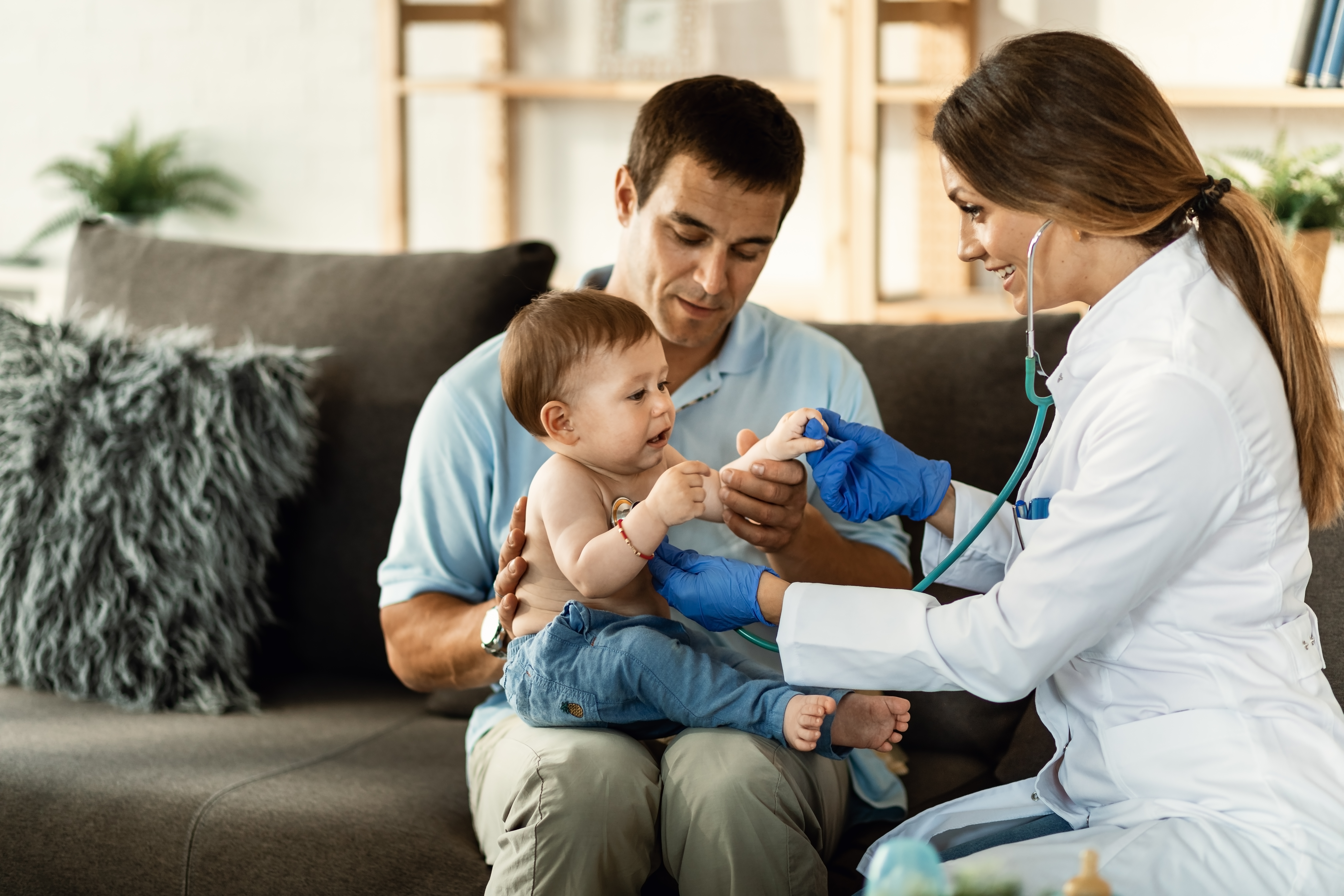 Doctora examinando niño
